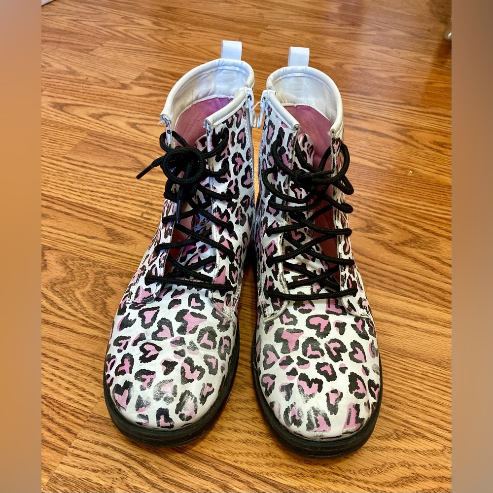 Girls Size 5 Sketchers Pink Heart Leopard Print Boots with Zipper and Tied Front